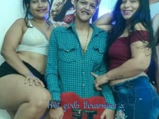 Hot_girls_threesome_x